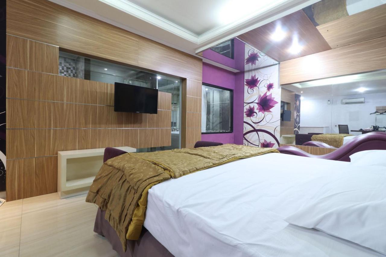 C'One Hotel Pulomas Jakarta Extérieur photo
